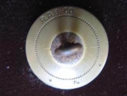 RAB. CO (Richard Alan Button Company), изготовленные в Чикаго и Waterbury Button Co из штата Коннектикут